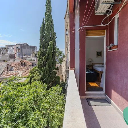 Zoe Apartment Split