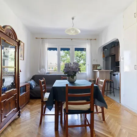 Zoe Apartment Split