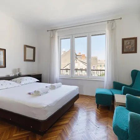 Zoe Apartment Split